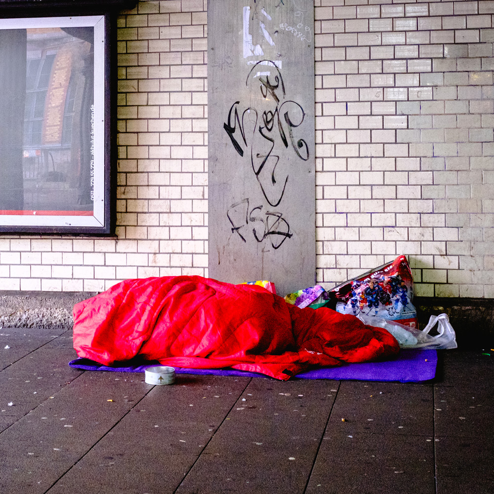 Obdachloser unter einer Brücke Obdachloser unter einer Brücke